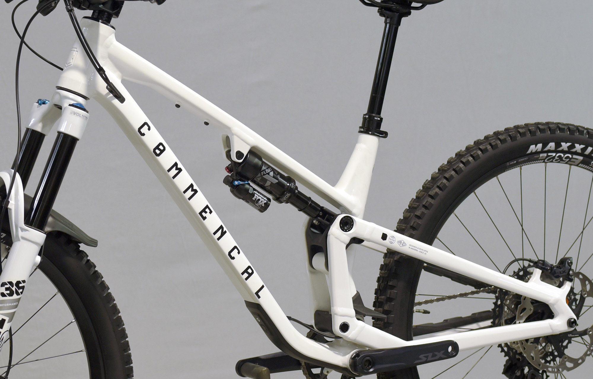 COMMENCAL META V5 ESSENTIAL PURE WHITE - M (23121202) image number null