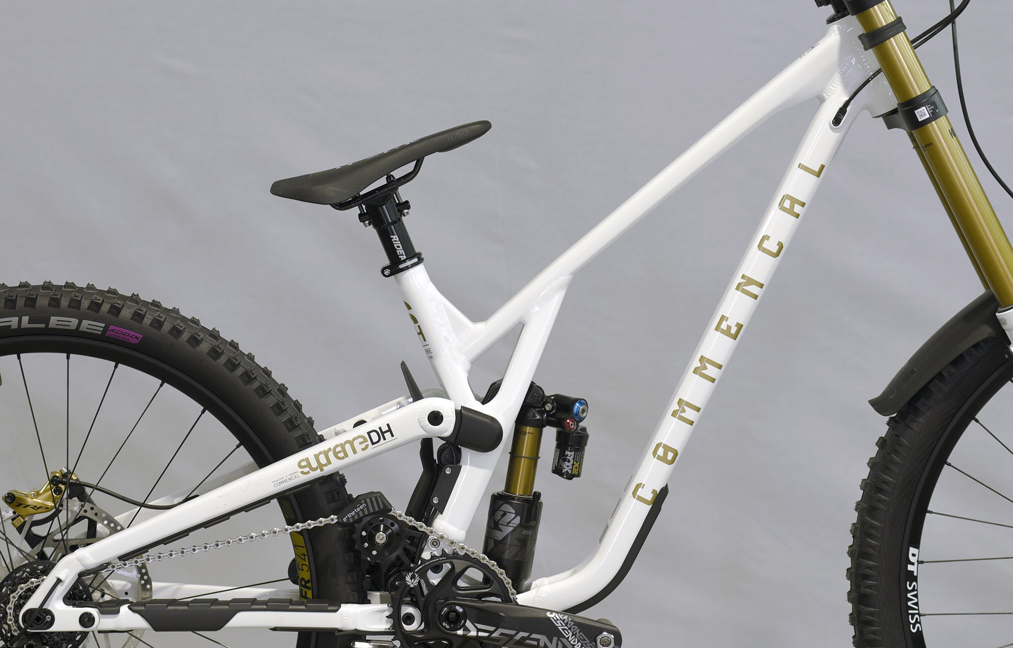 COMMENCAL SUPREME DH V5 SIGNATURE LTD PURE WHITE - S (23151001) image number null