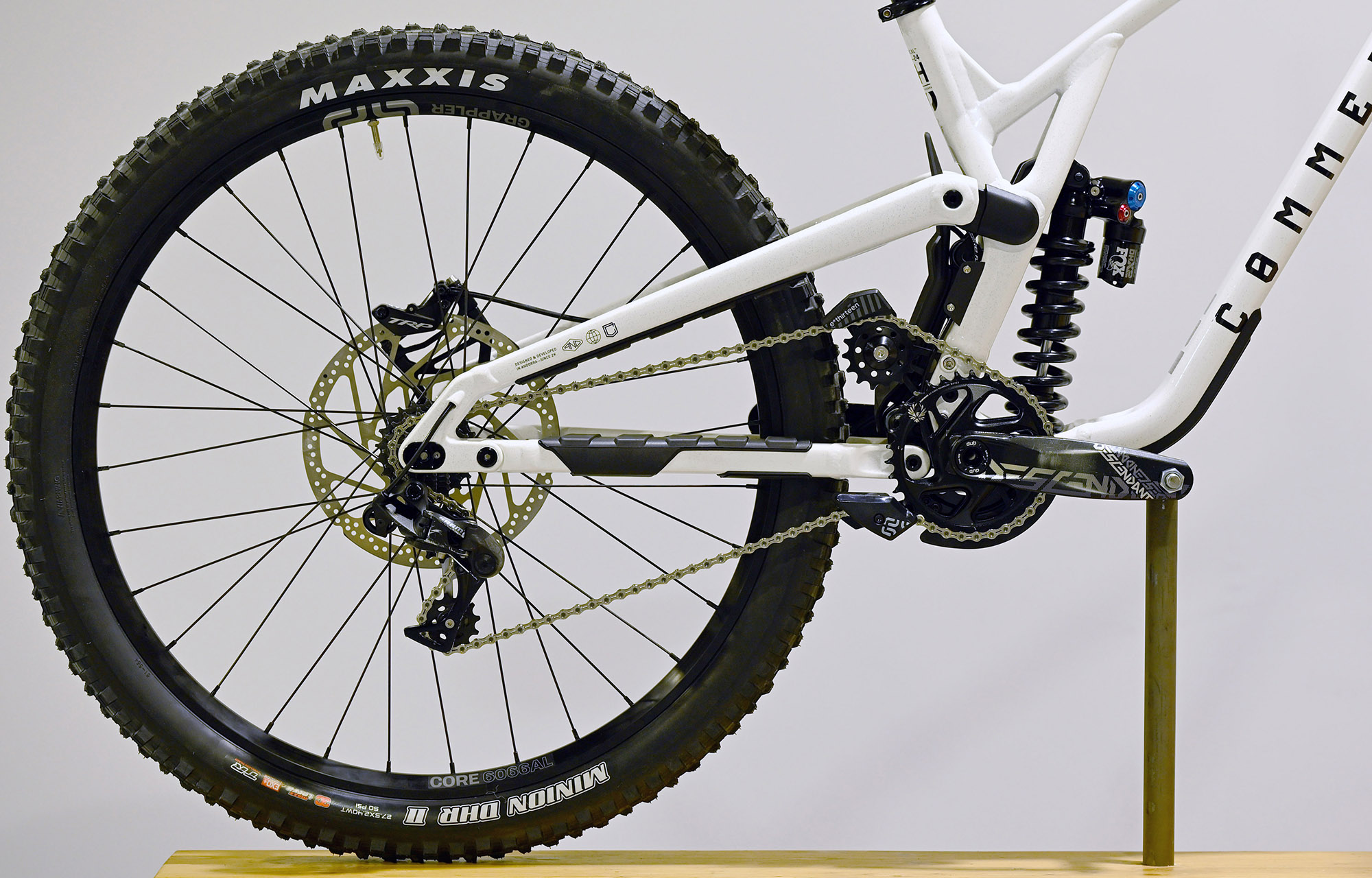 COMMENCAL SUPREME DH V5 ESSENTIAL GLITTERY WHITE - L (23150103) image number null