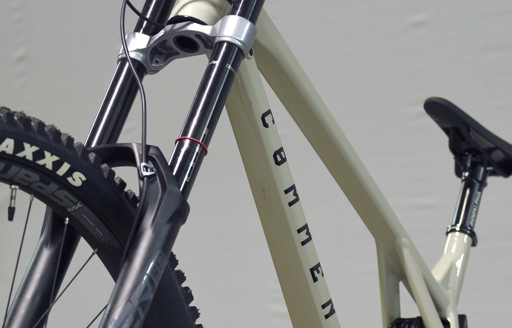 COMMENCAL SUPREME DH V5 RIDE CHALK - L (23150003) image number null