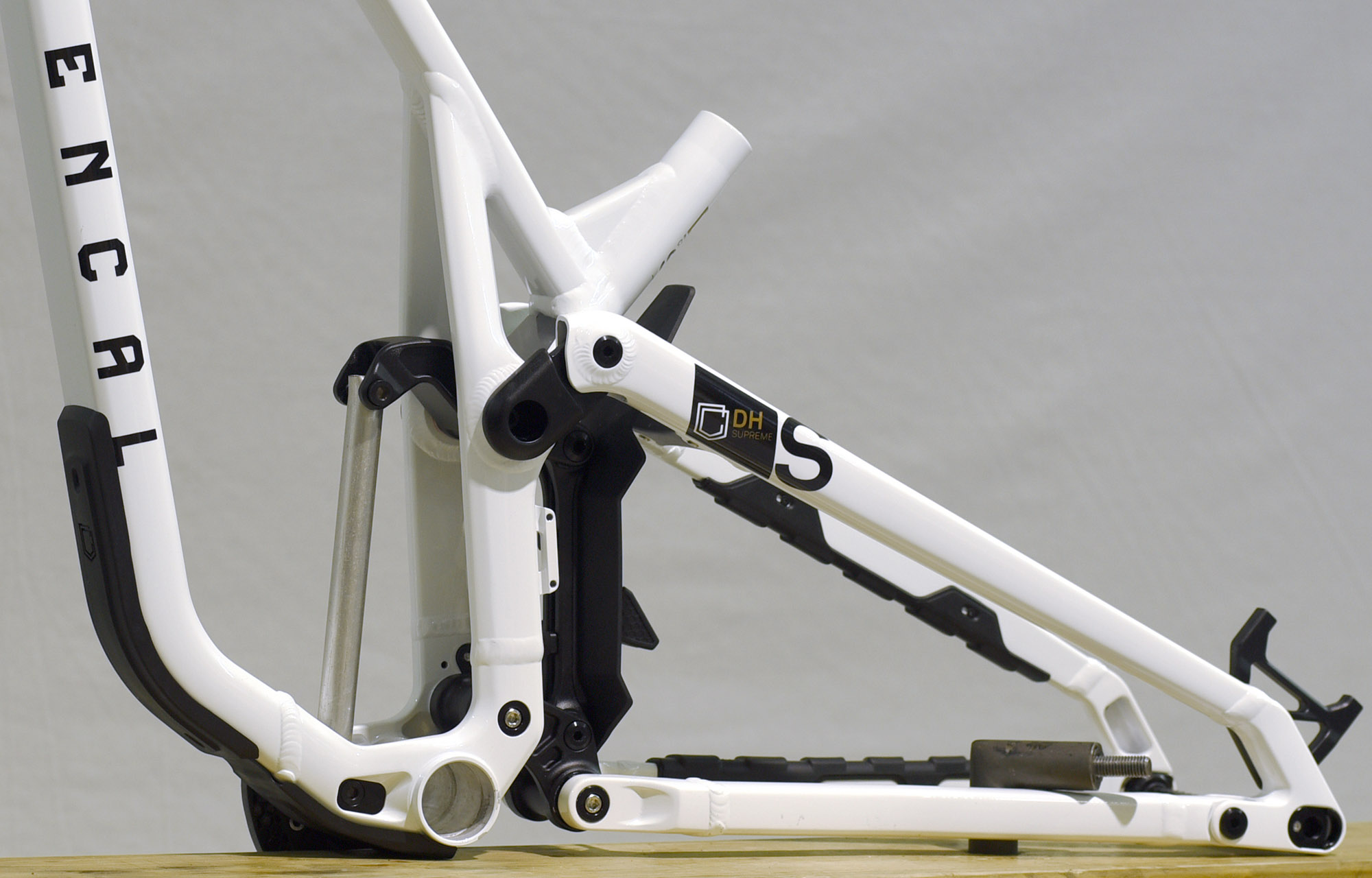 FRAME COMMENCAL SUPREME DH V5 PURE WHITE - L (22250703) image number null