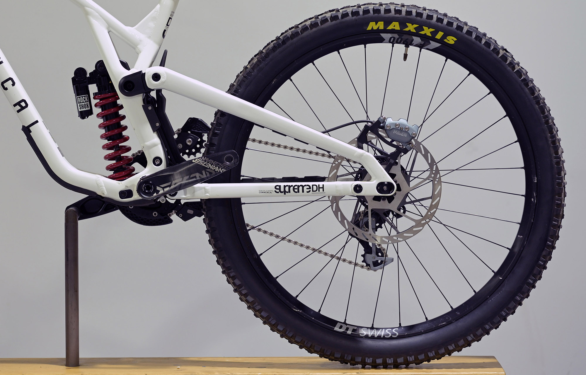 COMMENCAL SUPREME DH V5 ROCKSHOX PURE WHITE - L (24157103) image cover number large 3