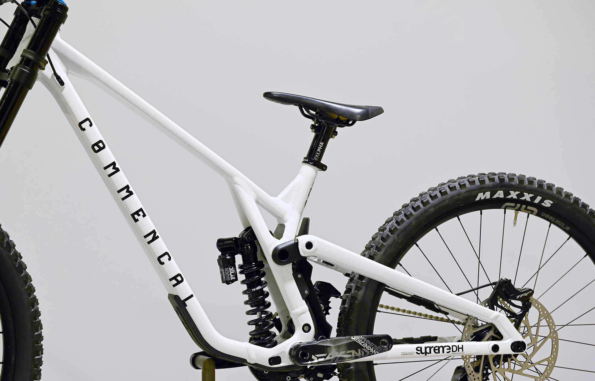 COMMENCAL SUPREME DH V5 ESSENTIAL GLITTERY WHITE - L (23150103) image number null