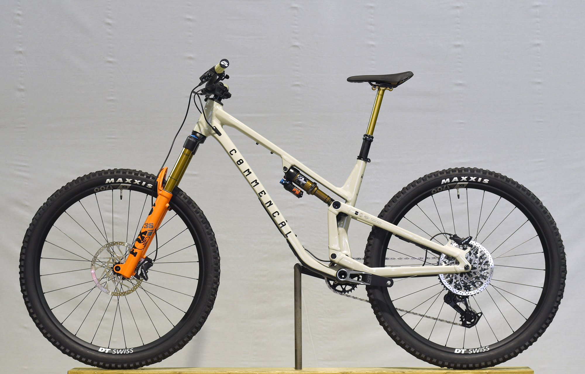COMMENCAL META V5 T-TYPE CHALK - L (23120903) image number null