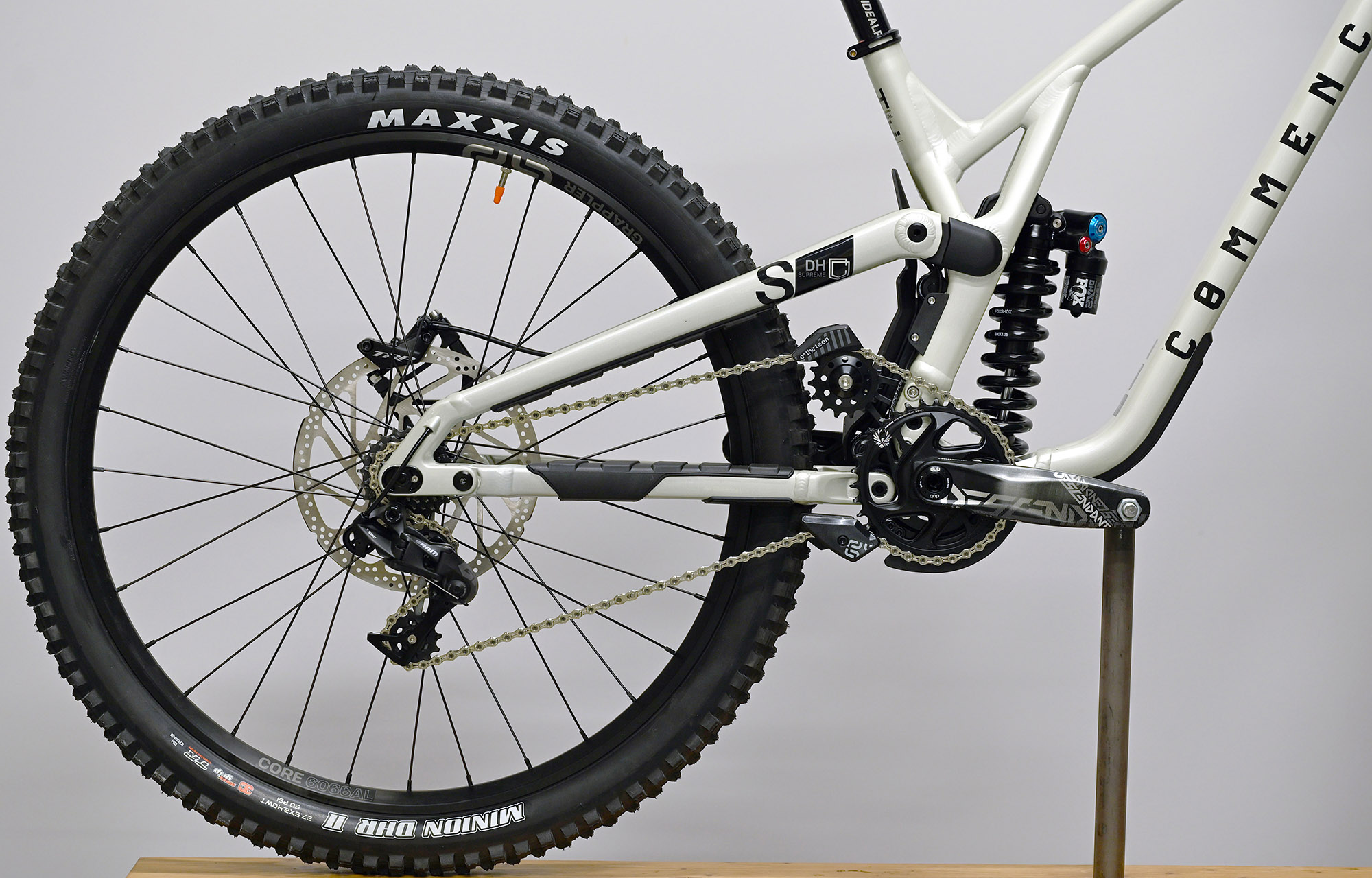 COMMENCAL SUPREME DH V5 ESSENTIAL CLEAR SILVER - M (23150102) image number null