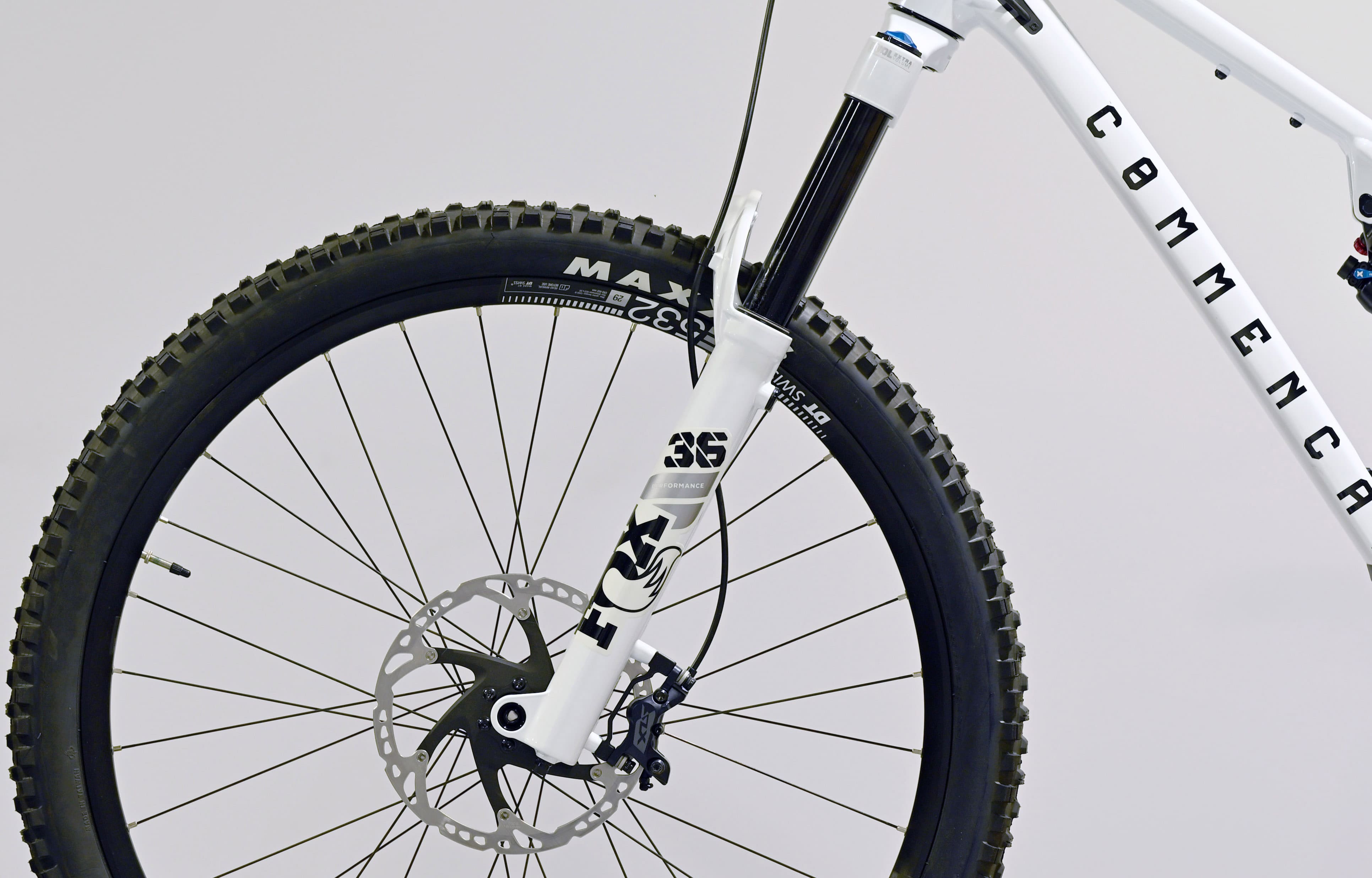 COMMENCAL META V5 ESSENTIAL PURE WHITE - L (23121103) image number null