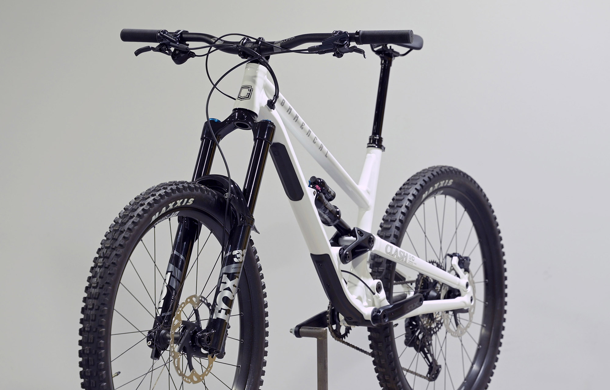 COMMENCAL CLASH ESSENTIAL PURE WHITE - L (24135603) image cover number large 4