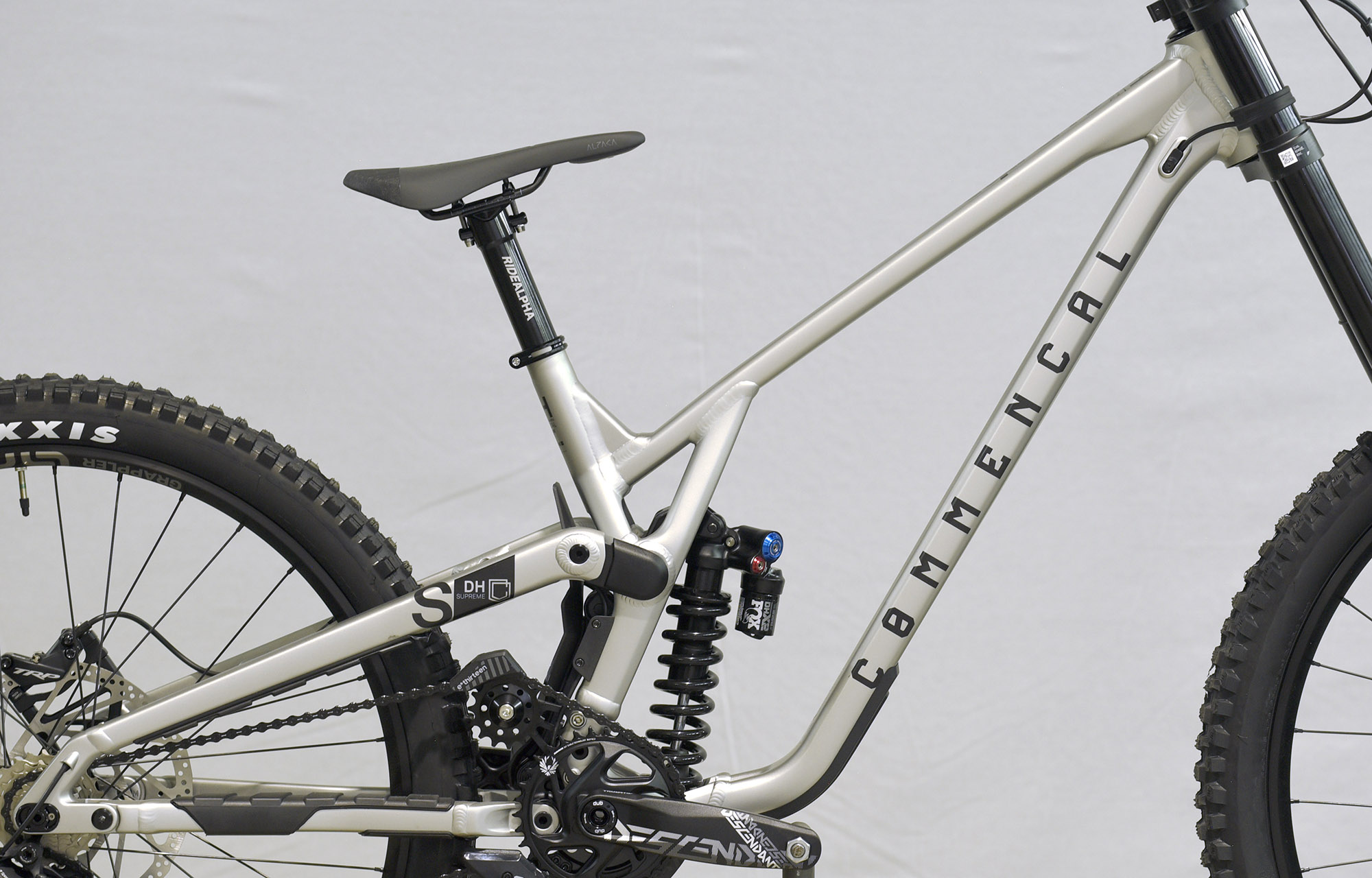 COMMENCAL SUPREME DH V5 ESSENTIAL SILVER - L (23150903) image number null