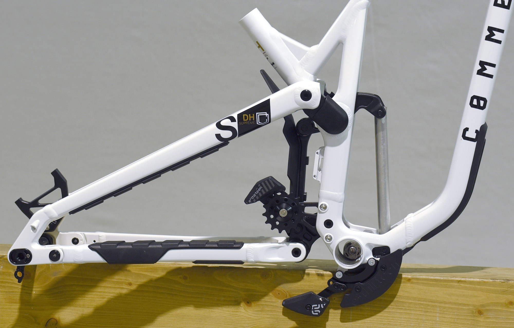FRAME COMMENCAL SUPREME DH V5 PURE WHITE - L (22250703) image number null