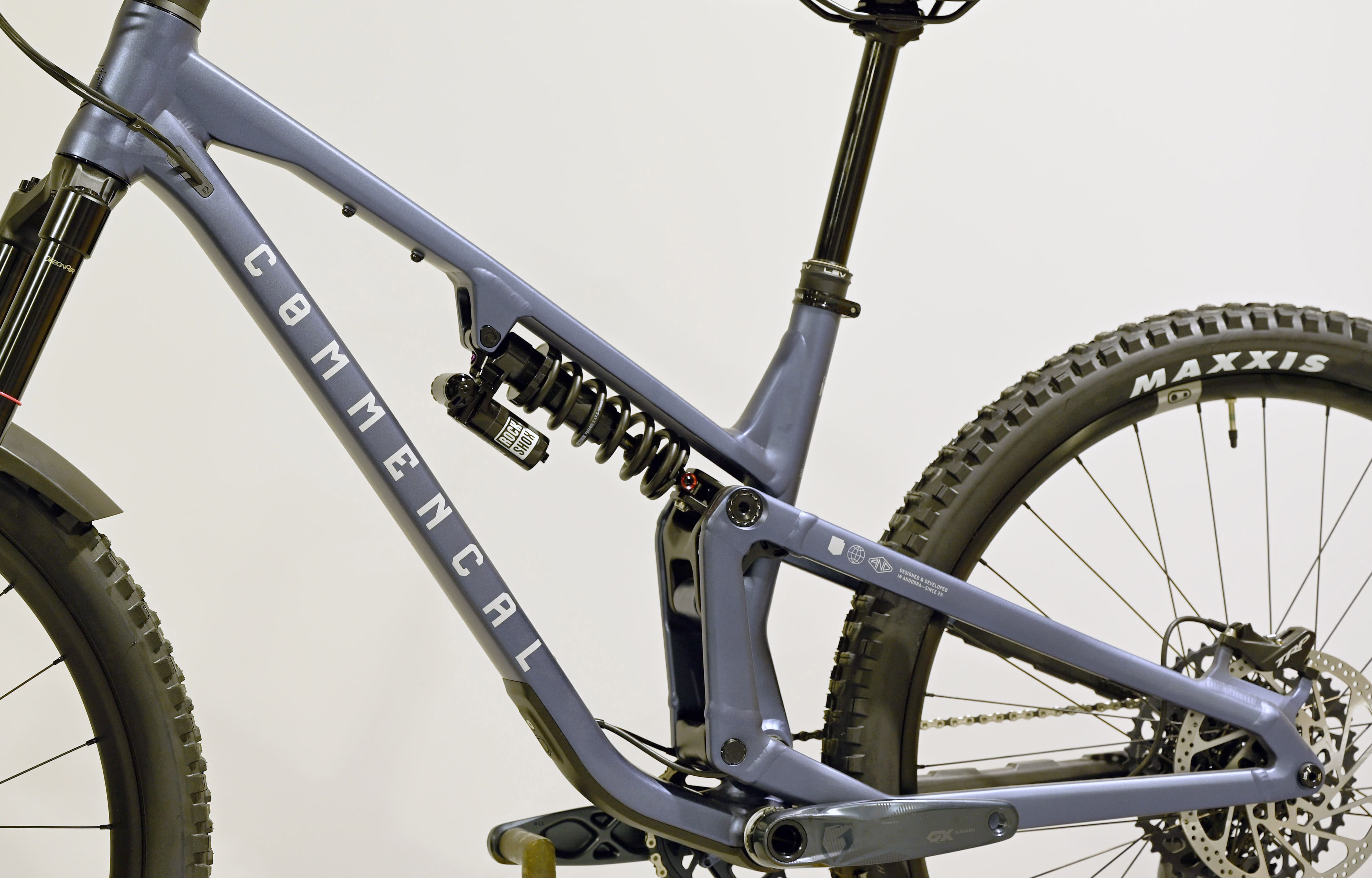COMMENCAL META V5 RACE SPARKLY BLUE - M (23121302) image number null