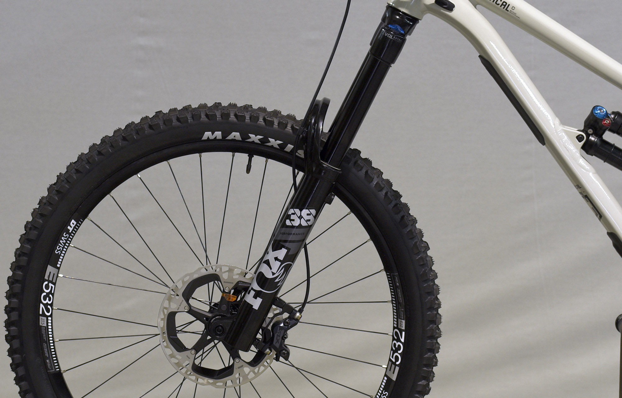 COMMENCAL CLASH ESSENTIAL ASH GREY - L (22132603) image number null