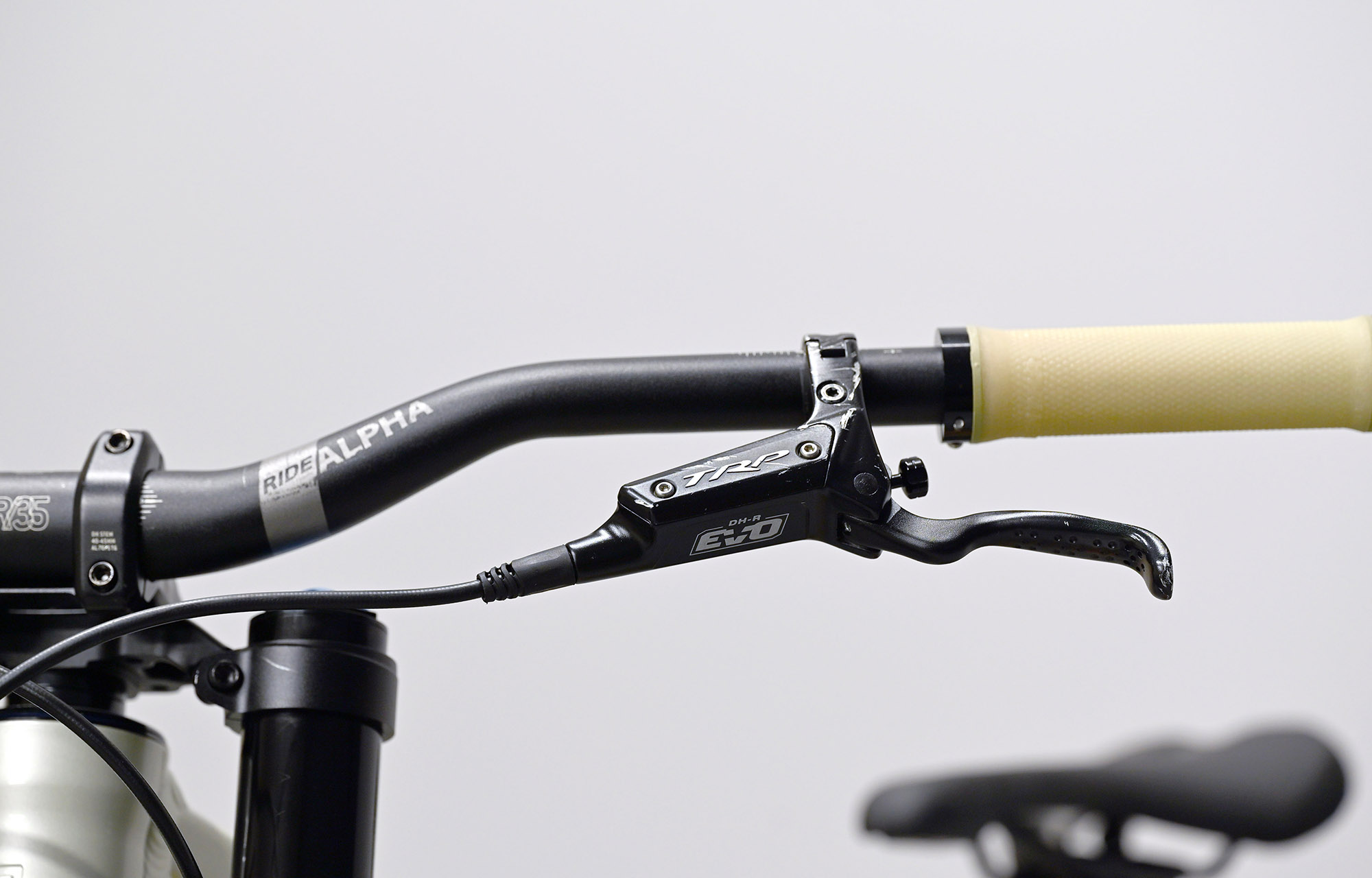 COMMENCAL SUPREME DH V5 ESSENTIAL CLEAR SILVER - M (23150102) image number null