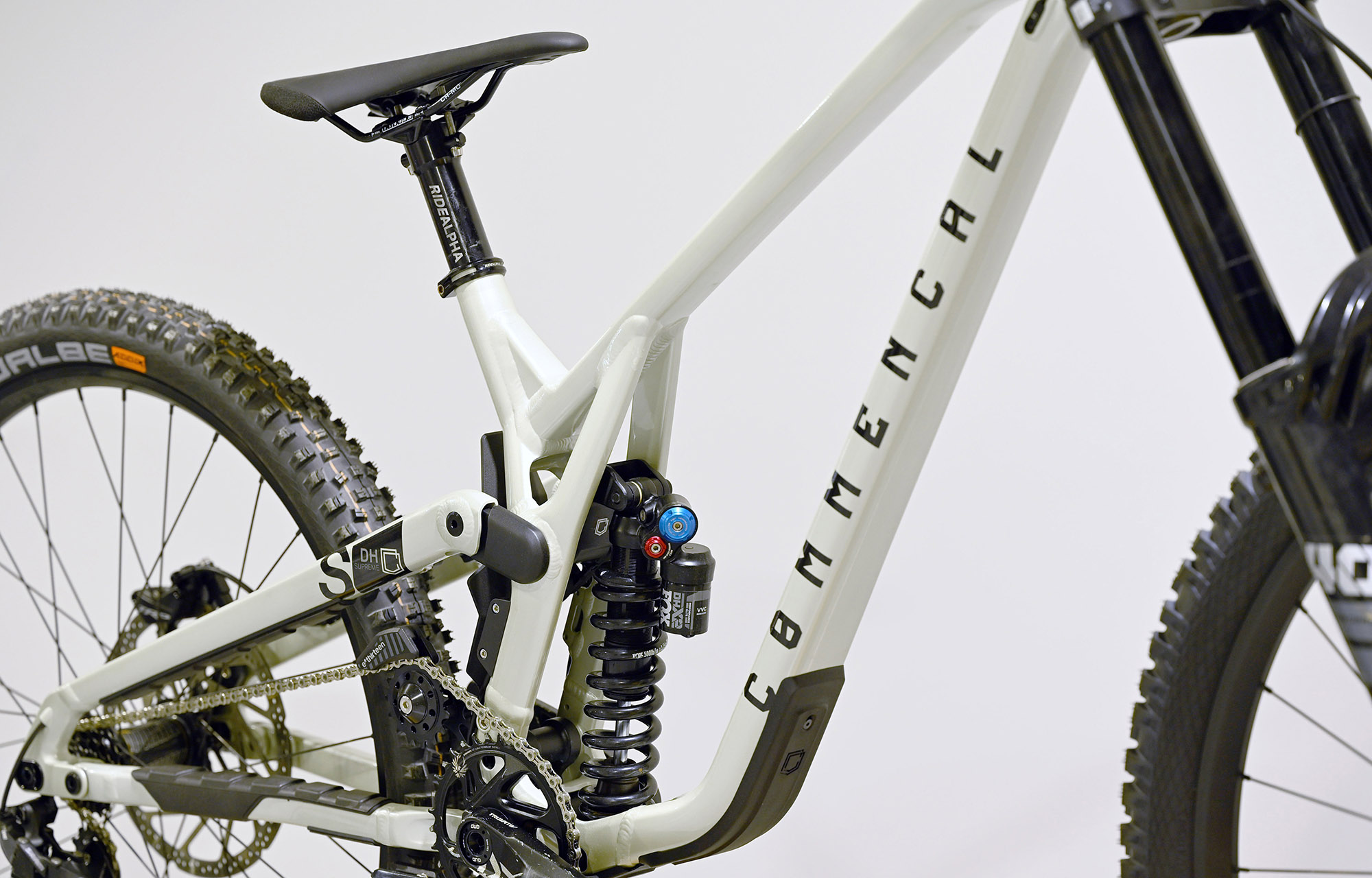 COMMENCAL SUPREME DH V5 ESSENTIAL CLEAR SILVER - L (23150103) image number null