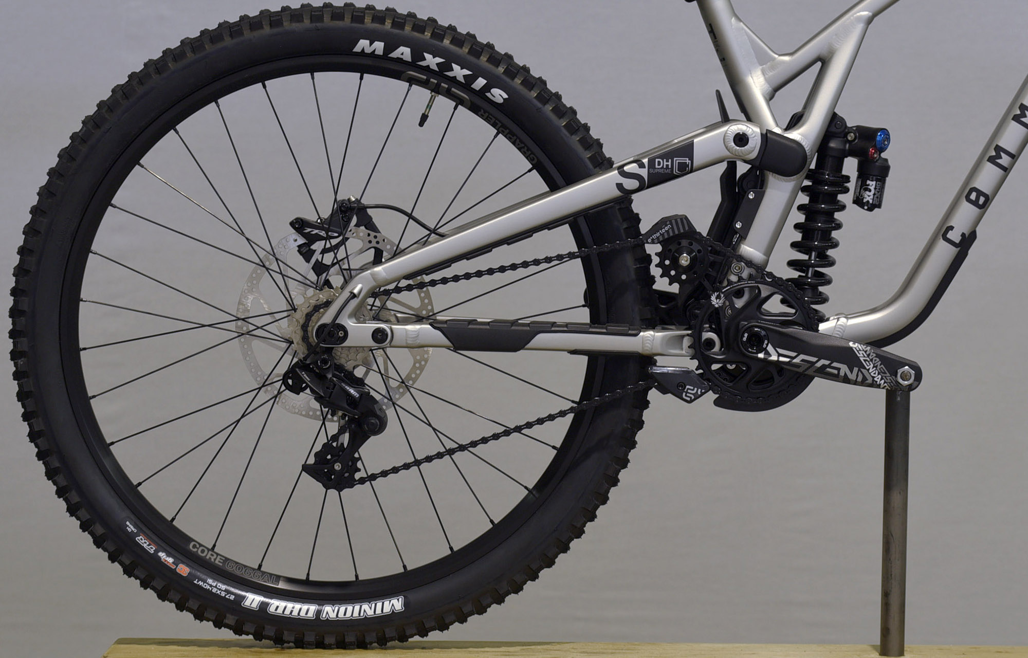 COMMENCAL SUPREME DH V5 ESSENTIAL SILVER - L (23150903) image number null