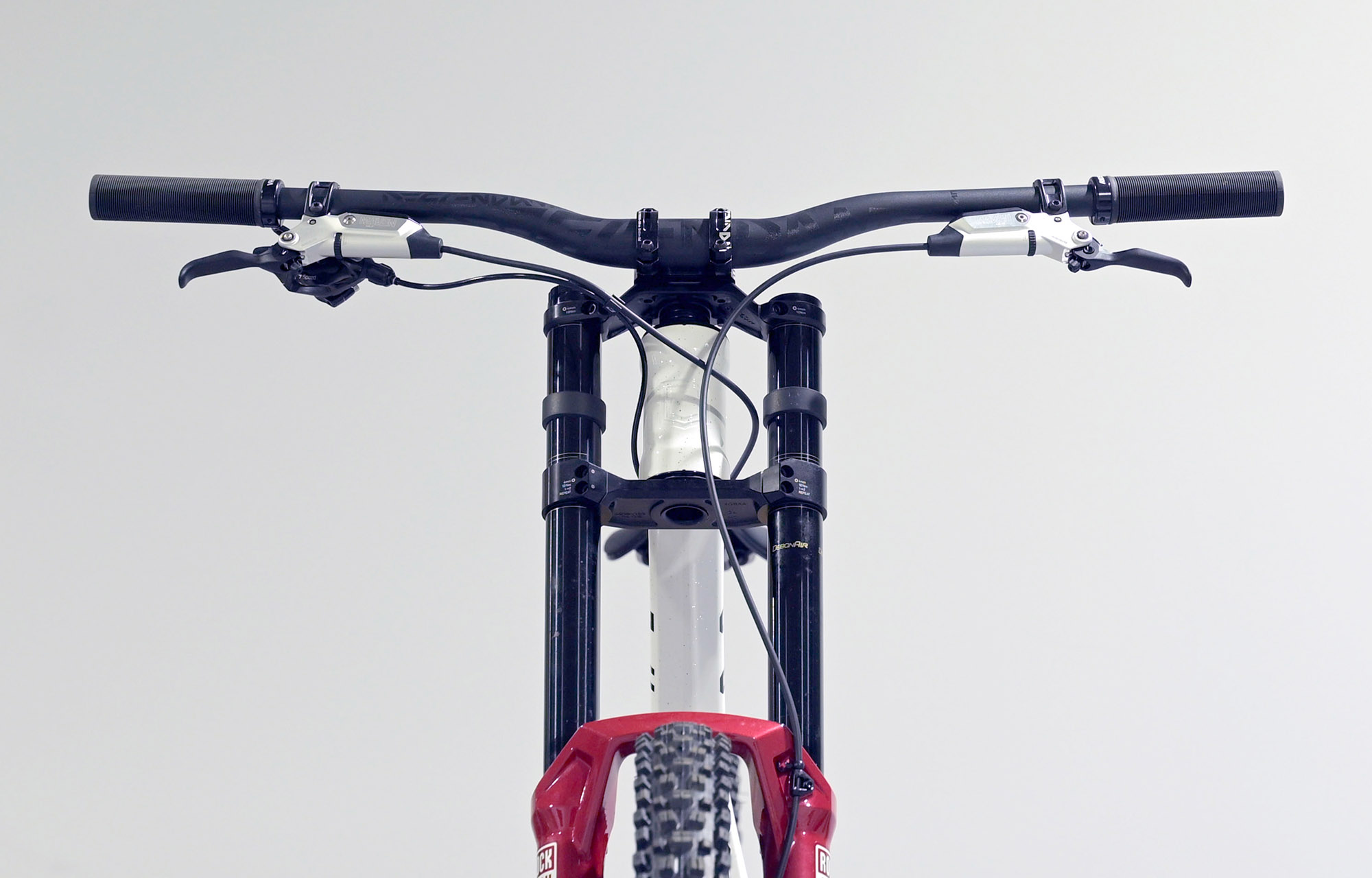 COMMENCAL SUPREME DH V5 ULTIMATE WHISTLER EDITION 2 - L (24157803) image cover number large 2