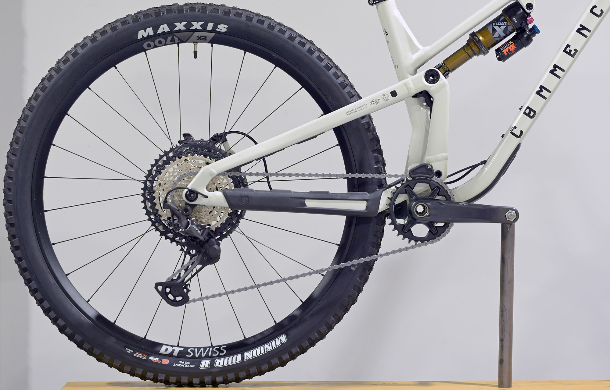 COMMENCAL META V5 SIGNATURE CLEAR SILVER - M (23121002) image cover number large 0