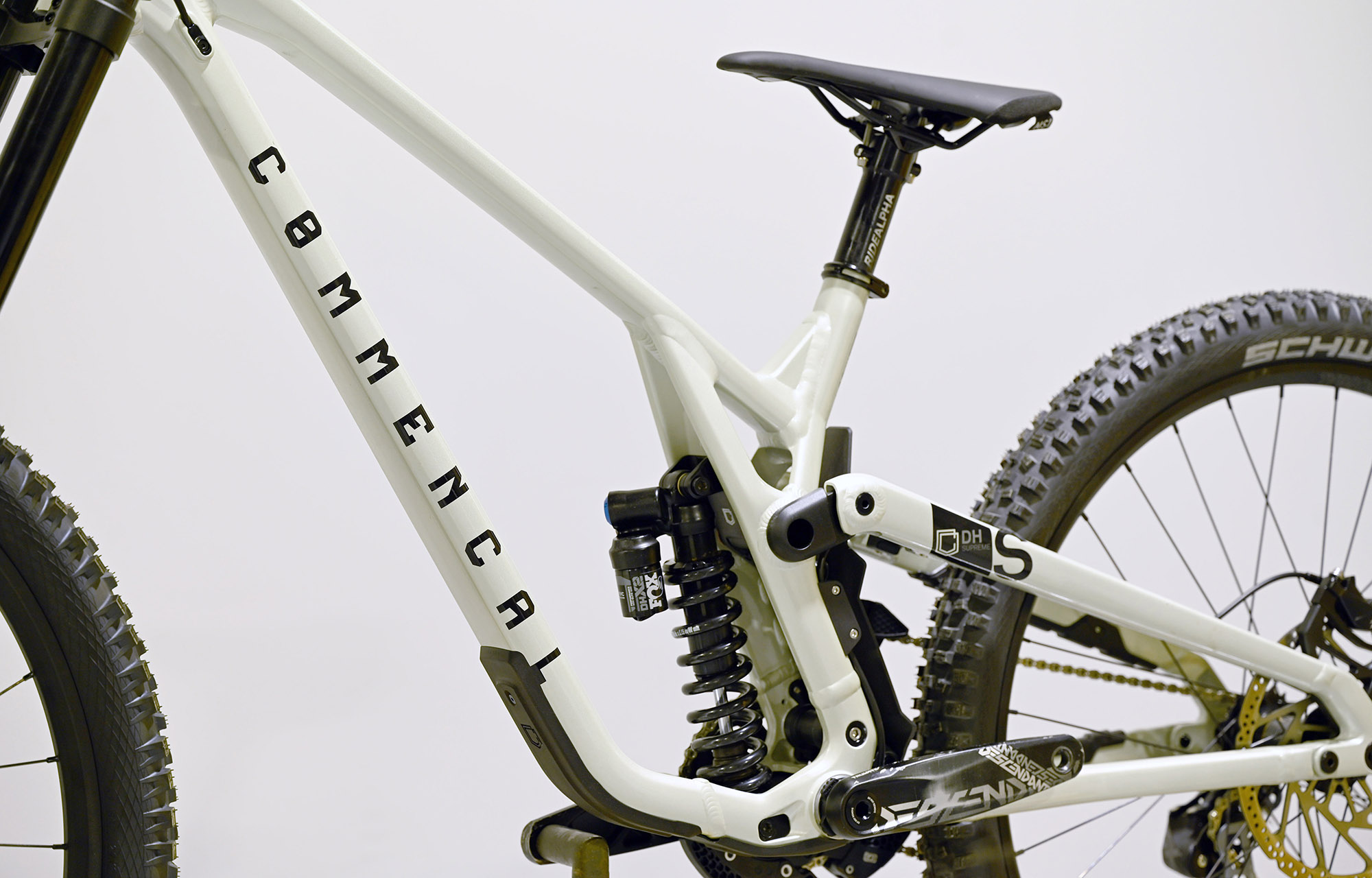 COMMENCAL SUPREME DH V5 ESSENTIAL CLEAR SILVER - L (23150103) image number null