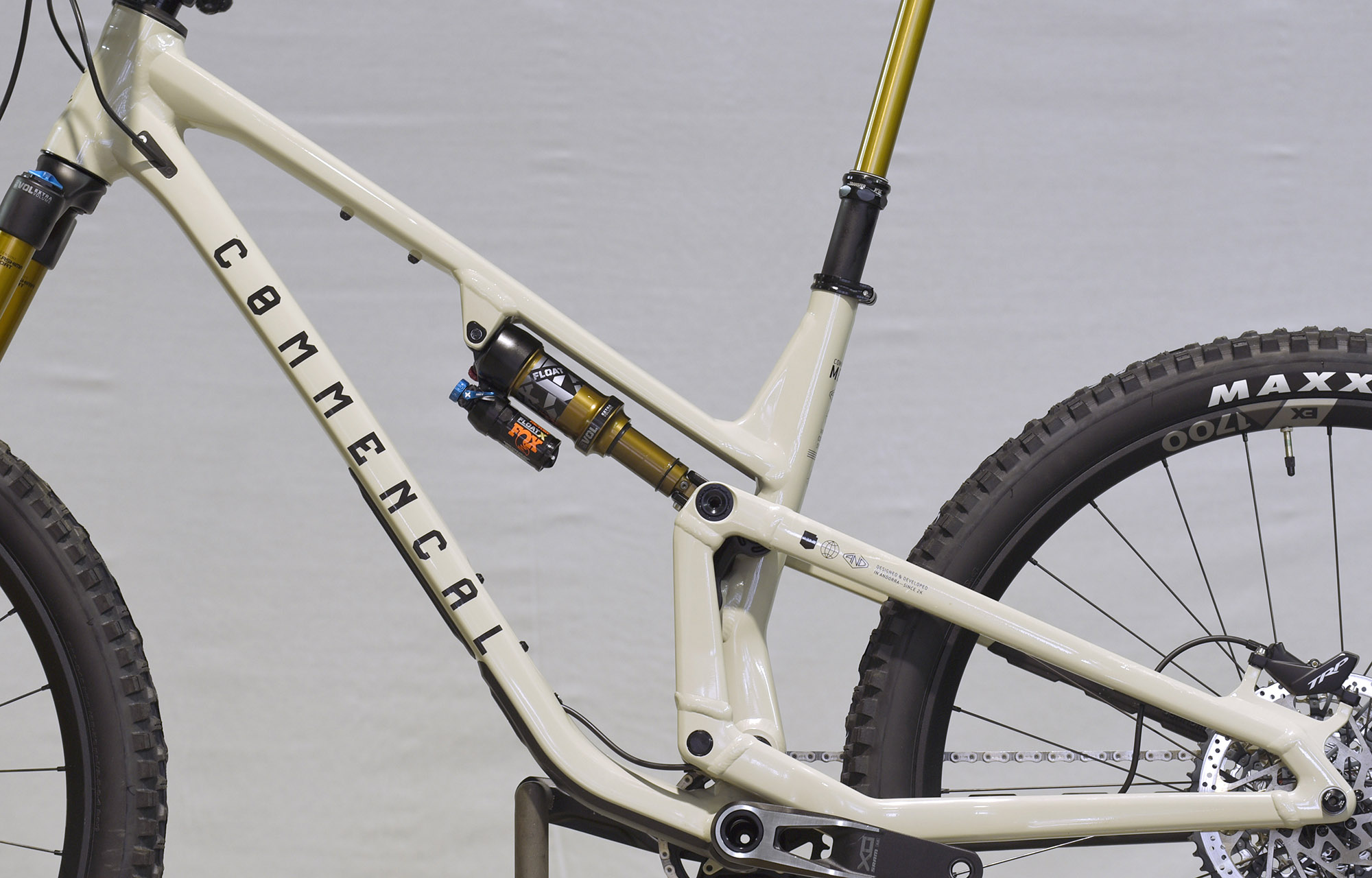 COMMENCAL META V5 T-TYPE CHALK - L (23120903) image number null