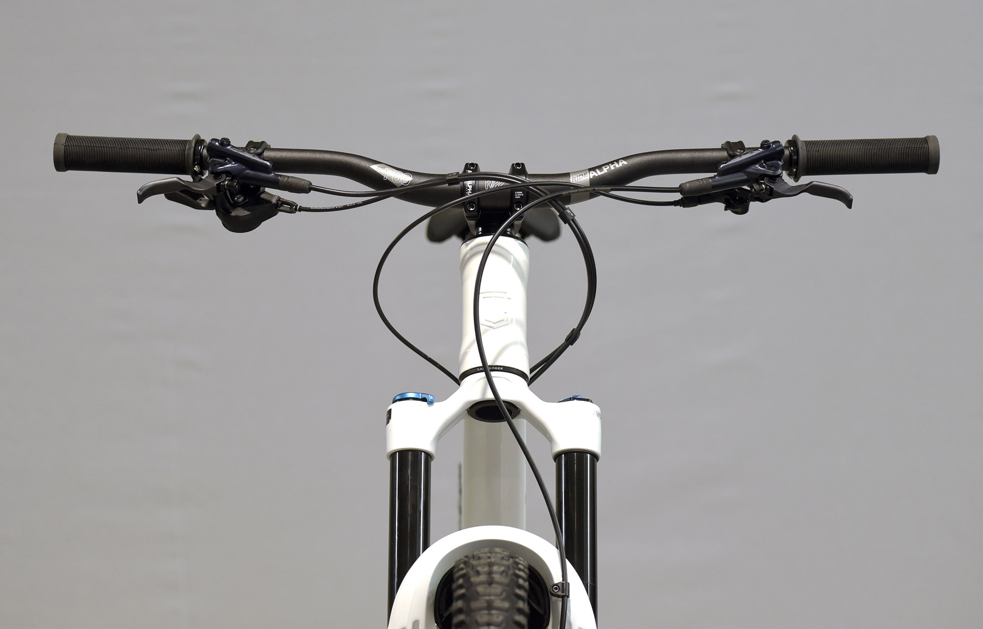 COMMENCAL META V5 ESSENTIAL PURE WHITE - M (23121202) image number null