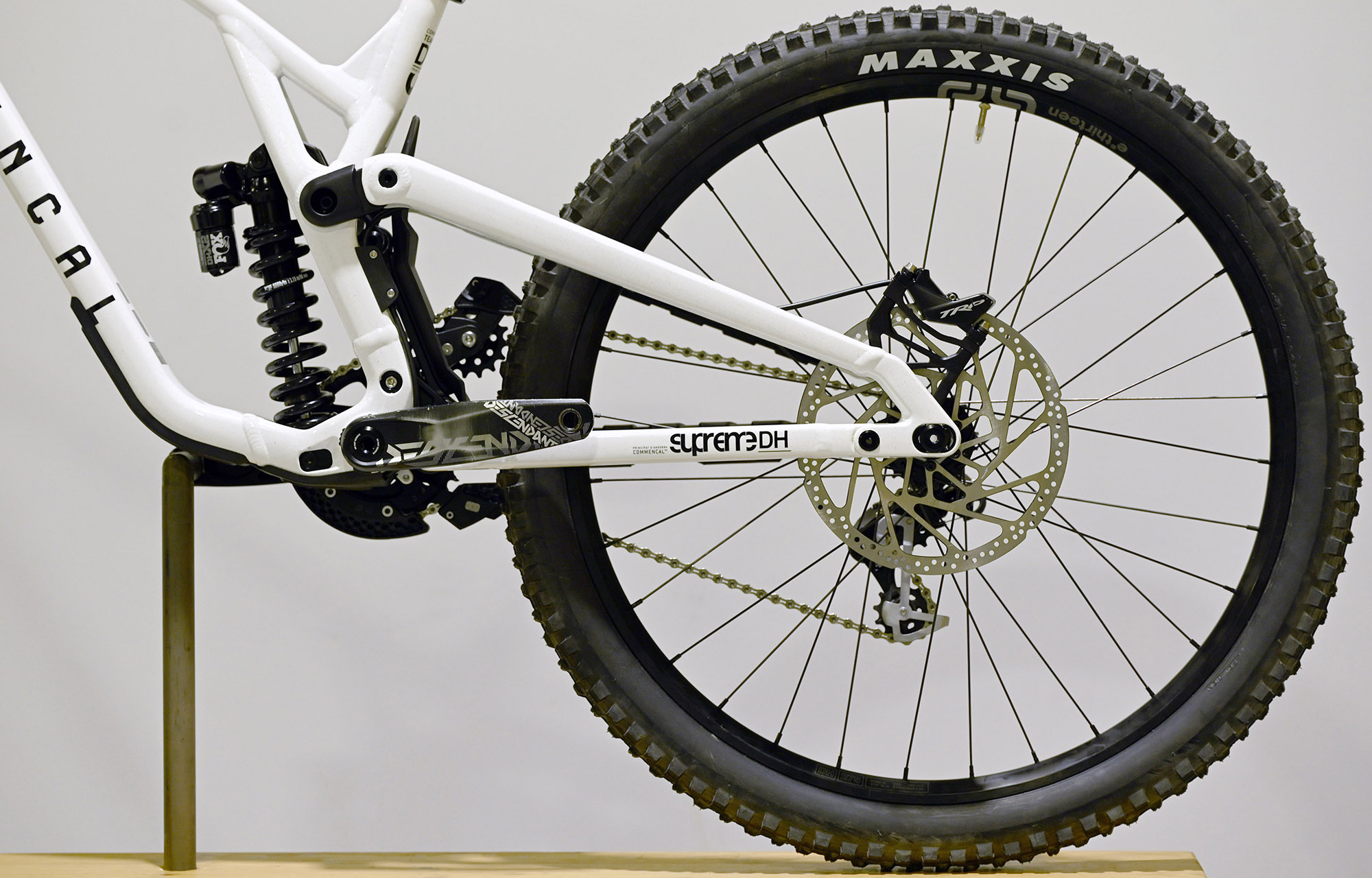 COMMENCAL SUPREME DH V5 ESSENTIAL GLITTERY WHITE - L (23150103) image number null
