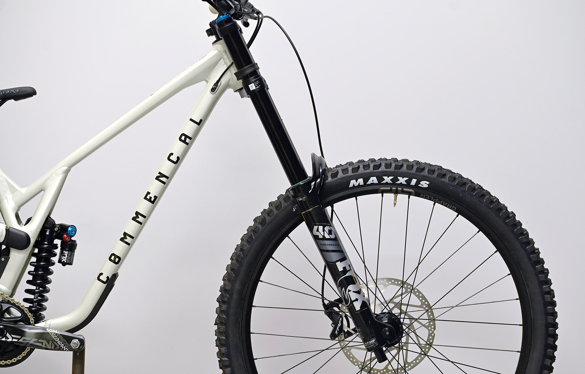 COMMENCAL SUPREME DH V5 ESSENTIAL CLEAR SILVER - M (23150102) image number null
